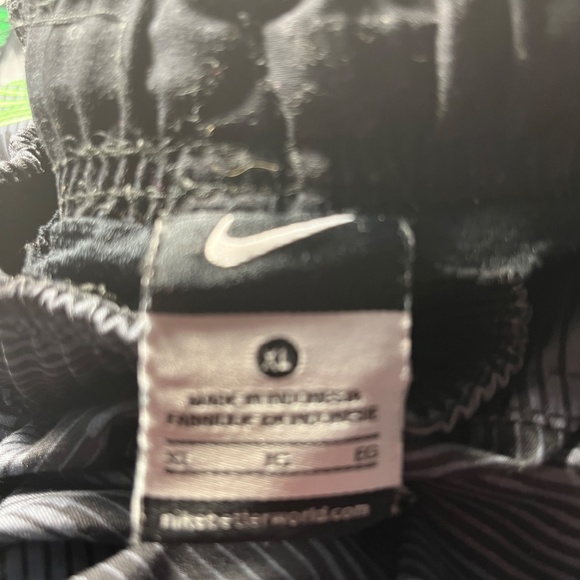 Nike Boys Board Shorts-Size XL Black Blue, and Green in Great Condition - Picture 3 of 4